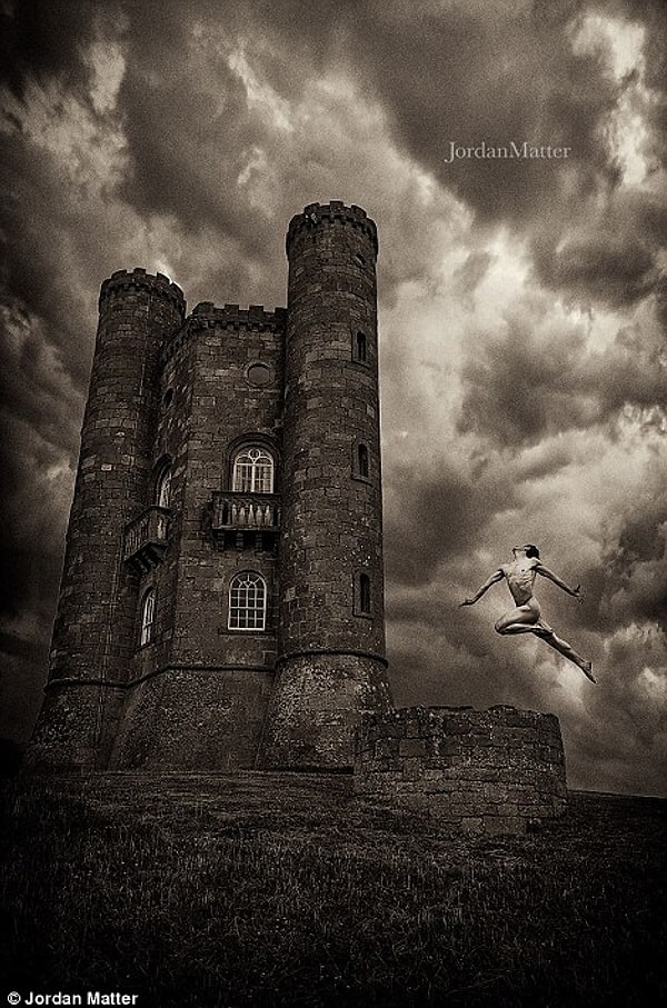 9. Девушка справа позирует на бутылке с вином напротив Балета Джоффри в Чикаго. Мужчина же слева выполняет фигуру на фоне красот Котсуолд-Хилс в Великобритании.