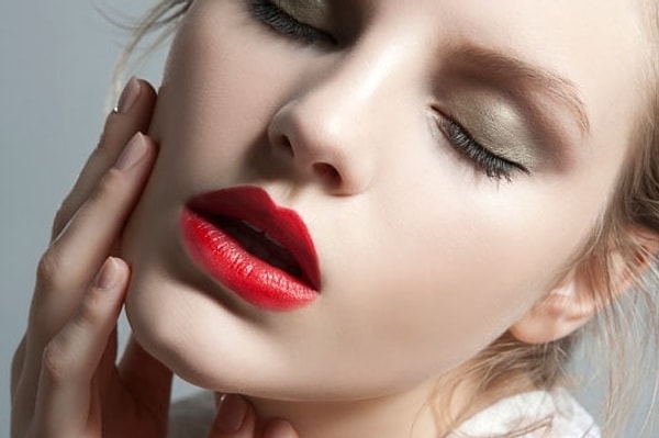 1. Всегда начинайте макияж с глаз. В противном случае тени или тушь могут оставить следы на уже нанесенном тональном креме.