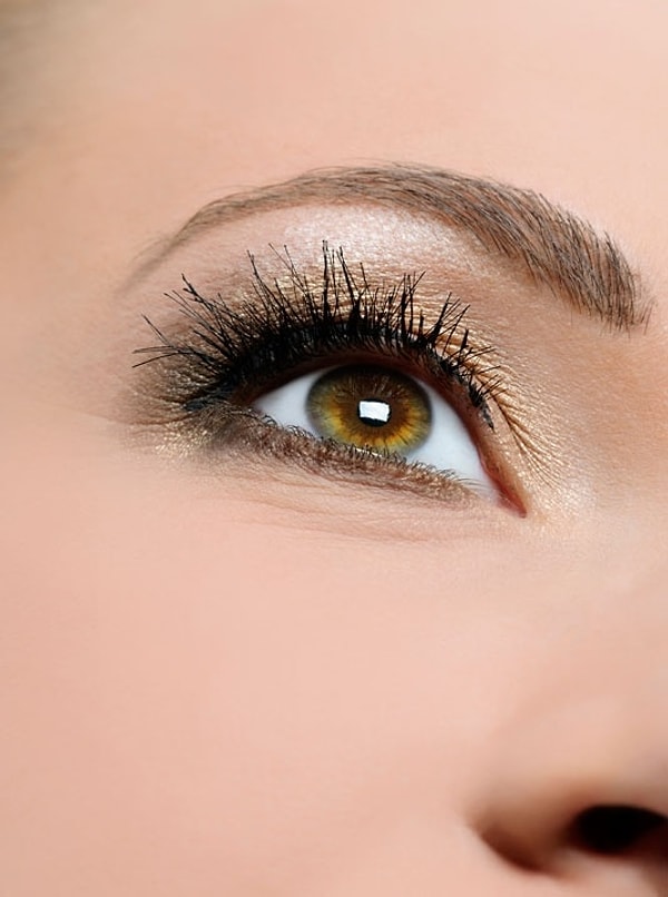 2. Подчеркните линии верхних и нижних ресниц черным карандашом.