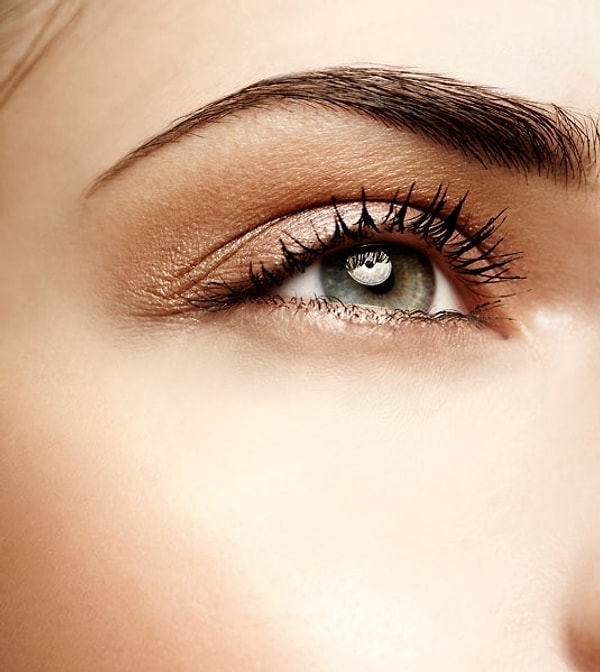 6. Лучше отдать предпочтение матовым теням 2-3 оттенков (золотистый, коричневый, черный, серый, зеленый, фиолетовый).