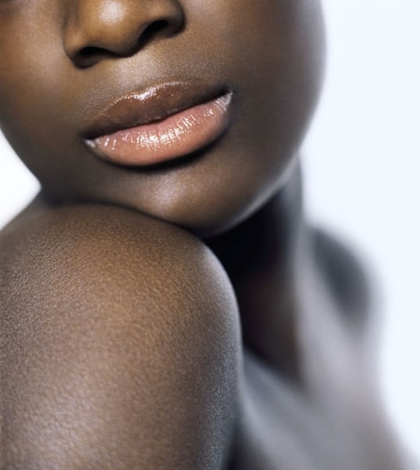 10. Перед фотосессией нанесите на губы увлажняющий бальзам (обычный мед тоже подойдет). На таких губах любая помада хорошо держится.