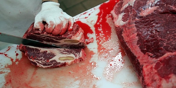 1. На самом деле это миоглобин – протеин, который доставляет кислород к мышцам животных. Этот протеин приобретает красный цвет, когда мясо режут, и он вступает в реакцию с воздухом. При нагреве этот протеин становится темнее. Так что стейк с кровью на самом деле не с кровью, он просто приготовлен при более низкой температуре.