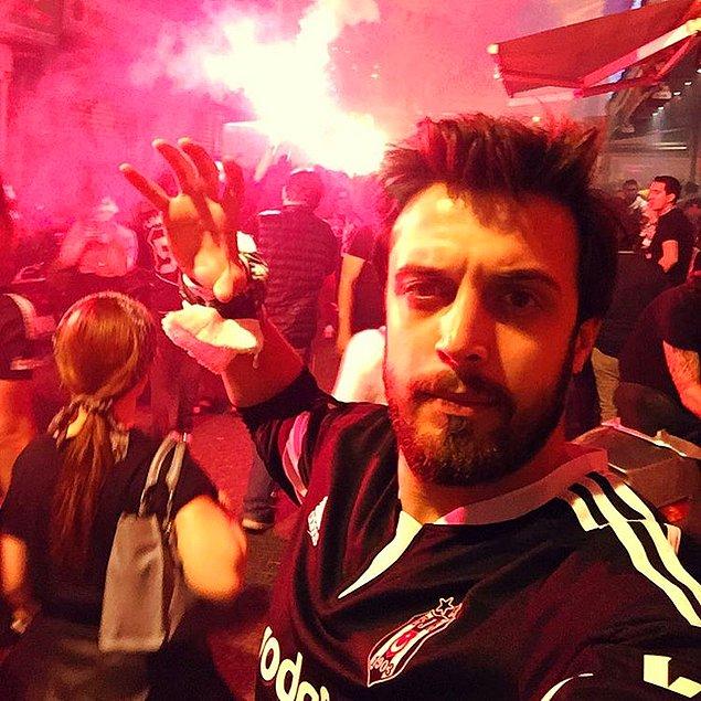 Aynı zamanda büyük bir Beşiktaş taraftarı. Biz bunları onu tanıdığımız için bilmiyoruz, Instagram profiline bakınca hepsi anlaşılıyor.
