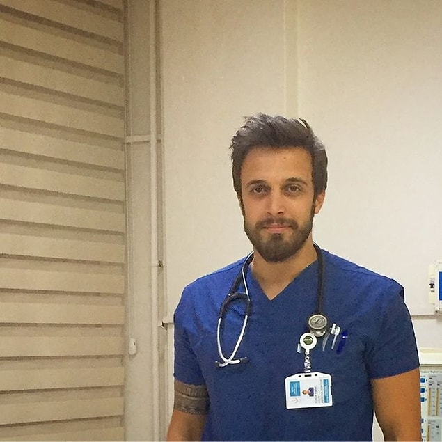 Dr. Emre Uzun'a meslek hayatında başarılar diliyor, ilk fırsatta imzalı bir reçetesini almak için can atıyoruz.