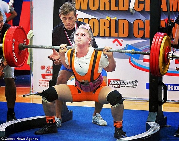 3. Уже тогда девушка начала пробовать себя в пауэрлифтинге.