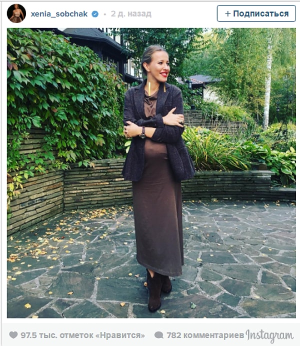 1. Недавно Ксения выложила фотографию, где она стоит в обтягивающем платье и демонстрирует изрядно подросший животик.