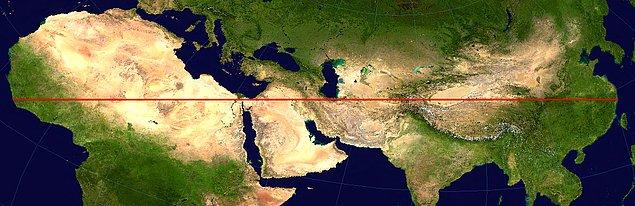 1. Bu çizgi, dünya üzerinde düz bir doğrultuda yürüyebileceğiniz en uzun çizgi.