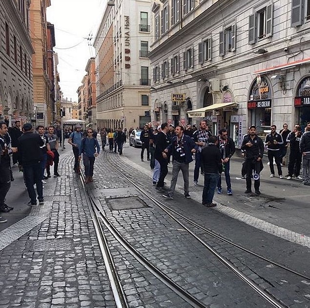 Yanlış anlaşılmasın burası İstiklal Caddesi değil, Napoli sokakları!