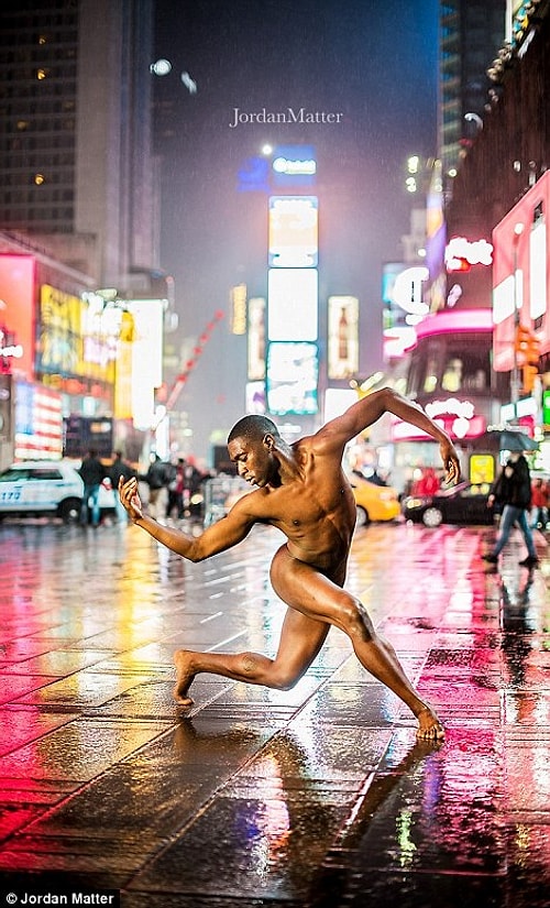 Fotoğrafçı Jordan Matter tarafından yeni kitabı Dancers After Dark için çekilen baş döndürücü bu fotoğrafların erkek dansçı Time Square'de, kadın dansçı ise Harlem'de çekildi.