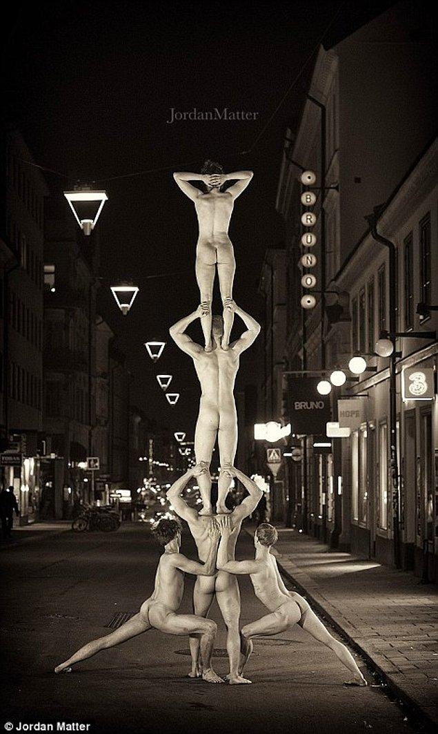 Üç dansçının üst üste çıktığı, iki dansçının da onları desteklediği bu fotoğraf İsveç'te; erkek dansçının kadın dansçıyı tek elinde taşıdığı fotoğraf ise Amsterdam'da çekildi.
