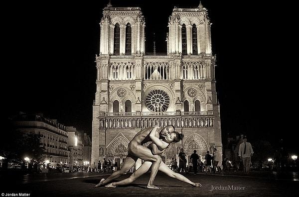 Bu zarif dansçılar ise Paristeki Notre Dame Katedrali önünde çekildiler.