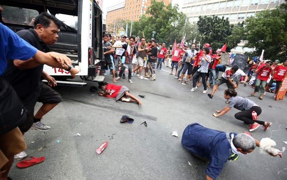 Filipinler'de Polis Kamyoneti ABD Karşıtı Göstericilerin Arasına Daldı