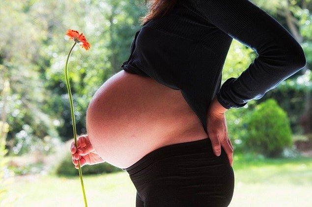 3. Bâzı psikologlara göre evrim sürecinde kalçalarda yağ depolanmaya başlamasının sebebi, büyük kalçaların kadınların genç ve doğurgan görünmesini sağlaması ve sağlıklı bir hamilelik için gereken yağın vücutlarında bulunduğunu göstermesidir.