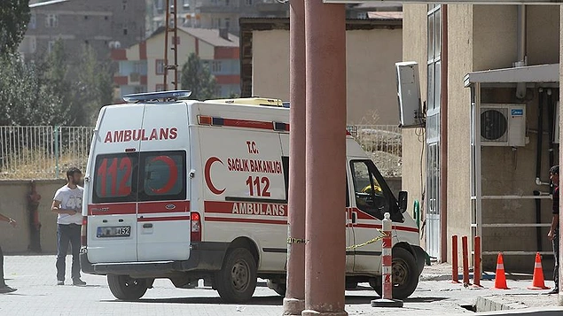 Yaralı askerler helikopterle Hakkari Devlet Hastanesi'ne kaldırılırken, bölgede hava destekli operasyon başlatıldı.