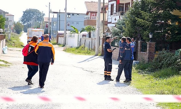 AFAD ekipleri Arifiye'deki evin bulunduğu sokağı boşalttı, vatandaşlara maske dağıtıldı.