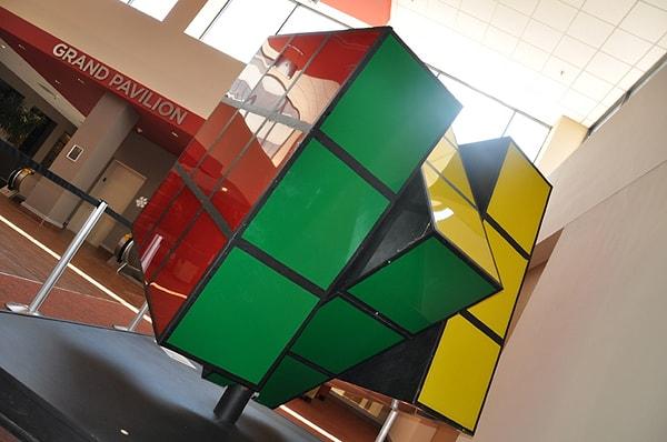 15. Dünyadaki en büyük Rubik Küp, 3 metre uzunluğu 500 kg ağırlığıyla ABD'nin Tennessee eyaletindeki Knoxville şehrinde bulunuyor.