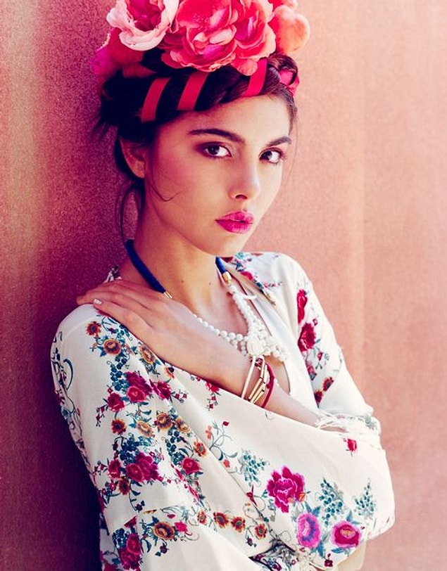 9. Siz de kendi stilinizde Frida Kahlo esintileri taşıyabilirsiniz.