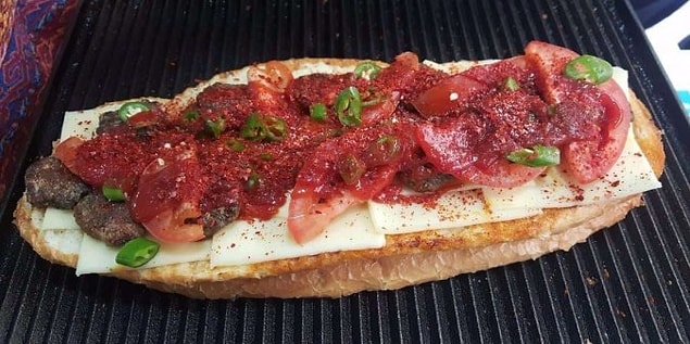 4. Uygun fiyata en kralını bulabileceğiniz büfe tostu.