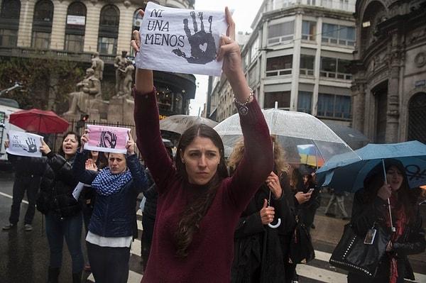 Buenos Aires'te yağan yağmur kadınların şiddete karşı omuz omuza gelmesini engellemedi.