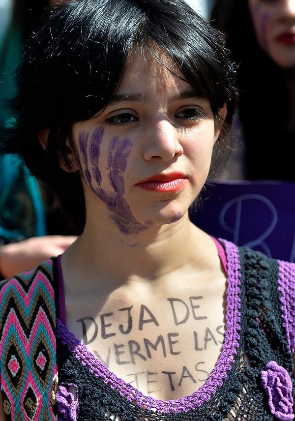 Mexico City'de "Göğüslerime Bakmayı Bırakın" yazısı.