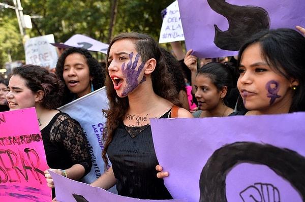 Mexico City'deki yürüyüşlere her yaştan kadın katıldı.