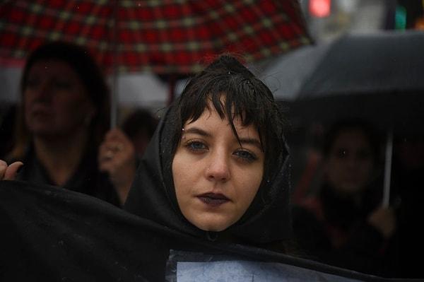 Buenos Aires'te siyahlara bürünmüş bir protestocu.