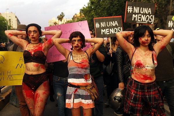 Şili'nin başkenti Santiago'da ise Lucia Perez'in cinayeti sokaklarda gözler önüne serildi.