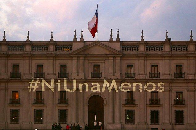 Şili'de cumhurbaşkanlığı sarayına #NiUnaMenos etiketi yansıtıldı