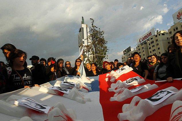 Santiago'da kayıp veya cinayete kruban gitmiş kadınların fotoğrafları plastik, kanlı mankenlere yapıştırıldı.