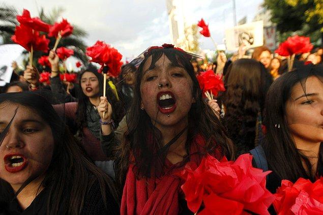 Santiago'da sokaklara dökülen kadınların duyguları yüzlerinden okunuyordu.