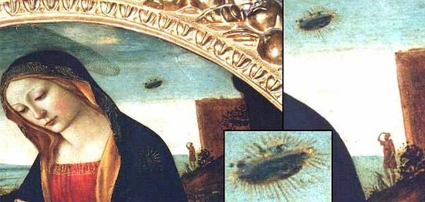 Resme daha yakından baktığımızda UFO benzeri bir cisim görülüyor ve bir adam da gökyüzüne o cisme doğru bakıyor!