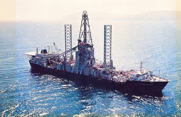 3. 70'lerde ABD'li bir milyarder tarafından denizden değerli madenleri çıkarma amacıyla inşa edilen gemi, aslında CIA'in bir operasyonu için kullandığı bir paravanmış. Gerçek amaç nükleer füze taşıyan kayıp bir Sovyet denizaltısını ele geçirmekmiş.