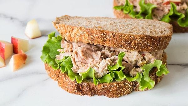 9. İş arasında dışarda yemeye son! Bu sandviçi hem evde, hem işte, hem parkta kısacası bahane üretemeyeceğiniz her yerde yiyebilirsiniz!