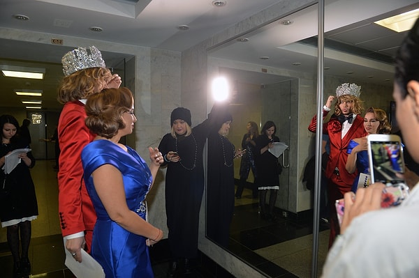 Весь вечер за ним ходила специальная девушка и подсвечивала корону фонариком