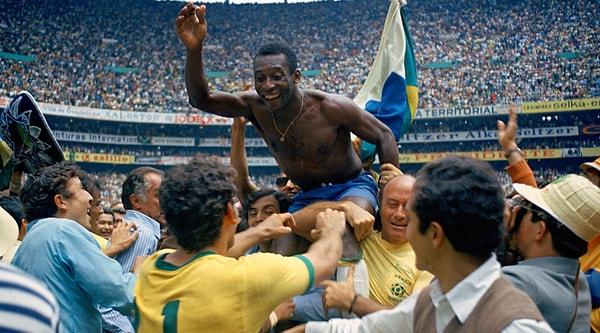 Öyle ki Nijerya'da iç savaş varken Pele'nin maçını izleyebilmek için savaşta 2 günlük ateşkes ilan edilmişti.