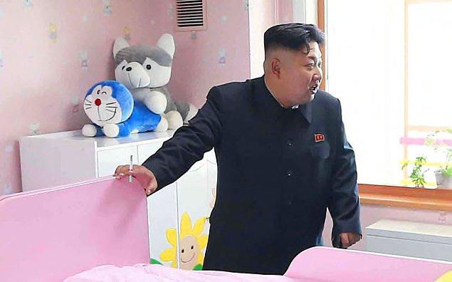 2. Kuzey Kore de ilginç bir ülke. Mesela elinde sigarayla hastane ziyaret eden bir lideri var.
