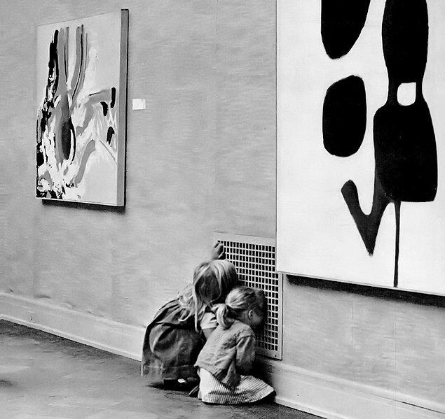 19. Duvardaki modern sanat tabloları yerine hava boşaltma deliğinin ızgarasıyla daha bir ilgili olan iki kız, San Francisco, 1963.