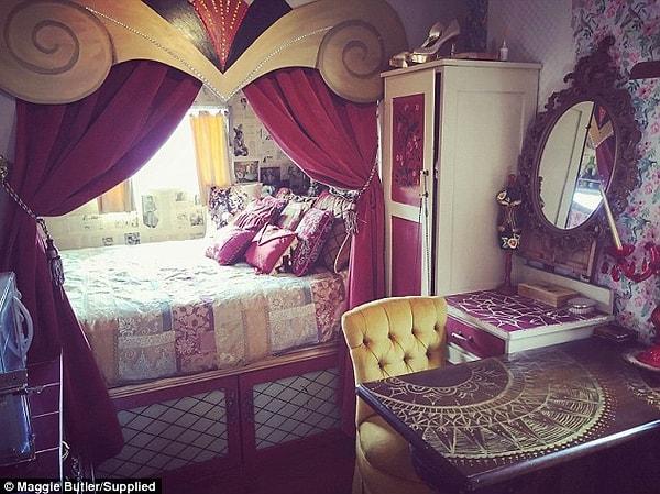 Tam köşede duran ve hemen altında bir depo bulunan kraliçe yatağı ise fazlasıyla güzel ve romantik görünüyor.