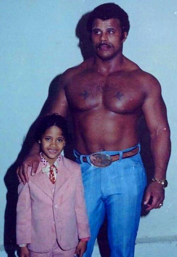 21. Aksiyon filmlerinin aranan ismi Dwayne Johnson'un küçüklüğü ve babası Rocky Johnson, 1981.