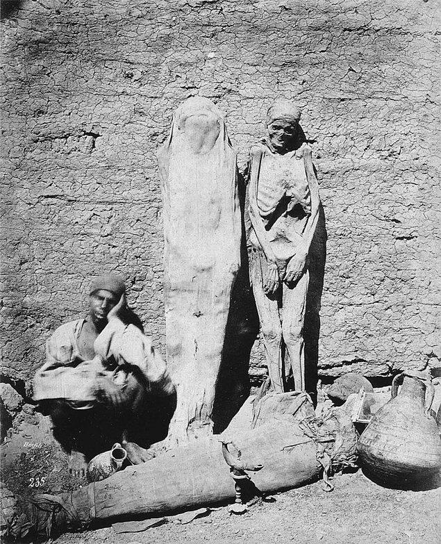 22. Mısır sokaklarında mumyalar satan satıcı, 1865.