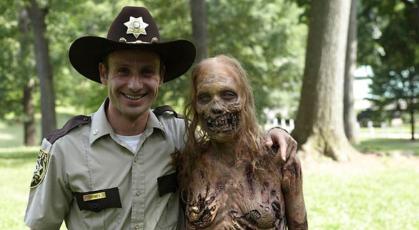 13. В то время, как большая часть артистов уступают дублерам право участвовать в опасных сценах, Эндрю Линкольн выполняет трюки самостоятельно вплоть до падения с крыши.