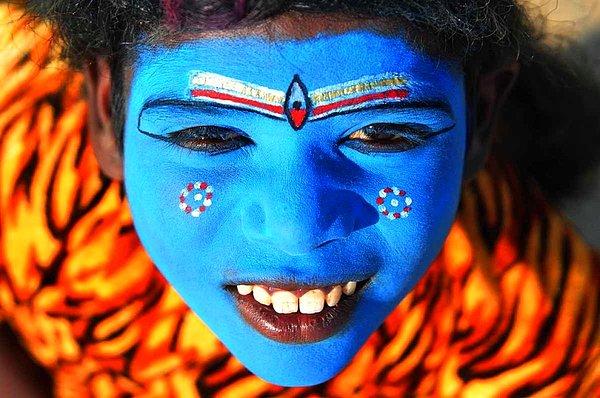 1. Hindistan'ın kuzeyindeki Yamuna nehrinin kıyısında Sangam bölgesinde Şiva'yı temsil eden makyajıyla bir kız.