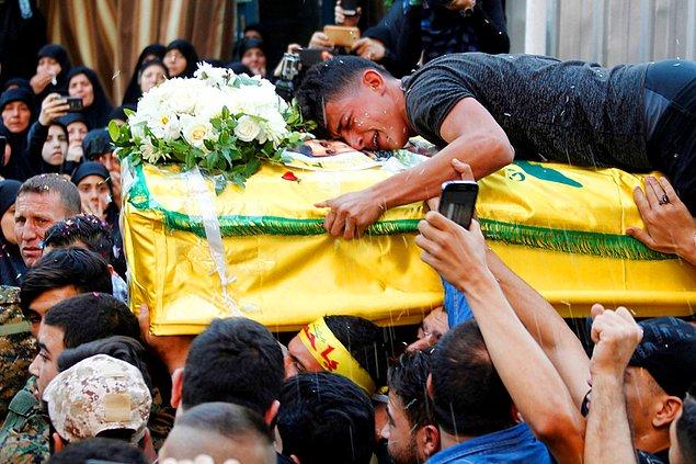 7. Halep'te öldürülen Hizbullah üyesi Jalal al-Effie'nin Beyrut'taki cenaze töreninde gözyaşları.
