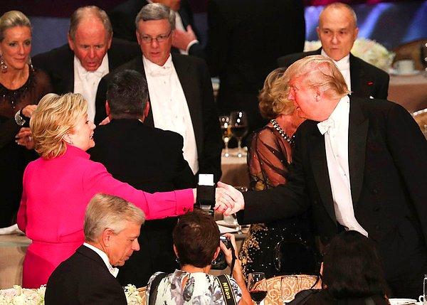 9. New York'ta Katolik yardımlaşma derneği  Alfred E. Smith Vakfı yemeğine katılan ABD başkan adayları Hillary Clinton ve Donald Trump.