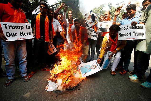 14. Hindistan'ın Yeni Delhi kentinde, sağ görüşlü Hindu grup ABD başkanlığı Demokrat Parti adayı Hillary Clinton posterlerini ateşe verdi.
