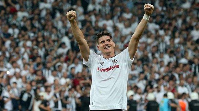 Yeni sezonda ise Beşiktaş bir süre kadrosuna çok katmak istese de Gomez, siyah beyazlı kulüpte forma giymeyeceğini açıkladı.