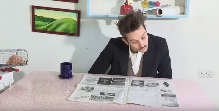 Gazete Sayfasını Çevirmeyi Uzun Yoldan Seçen Adamdan Enfes Rube Goldberg Makinesi