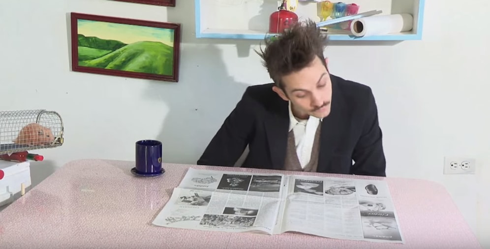 Gazete Sayfasını Çevirmeyi Uzun Yoldan Seçen Adamdan Enfes Rube Goldberg Makinesi