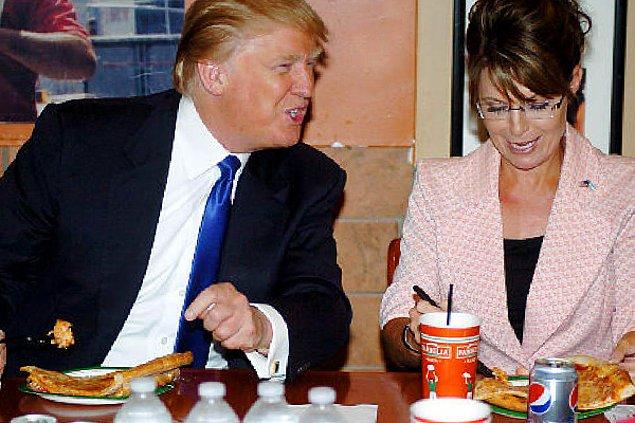 25. Son olarak Trump, pizzasını çatal bıçakla yiyor.