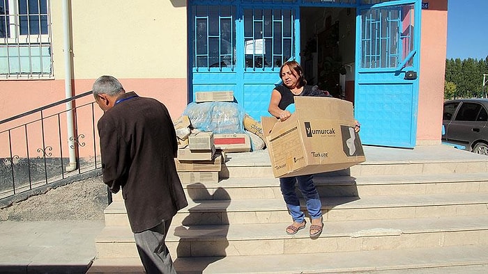 Okulun 'Gönüllü Annesi': Harç da Karıyor, Temizlik de Yapıyor